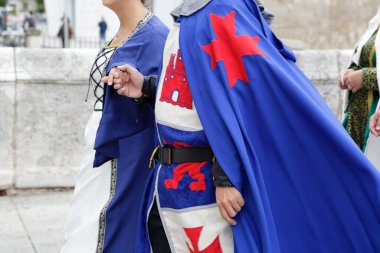 Ortaçağ geçidi, tarihi kostümler giymiş insanlarla dolu.