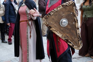 Ortaçağ geçidi, tarihi kostümler giymiş insanlarla dolu.