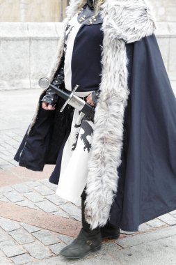 Ortaçağ şövalyesi geçit töreninde