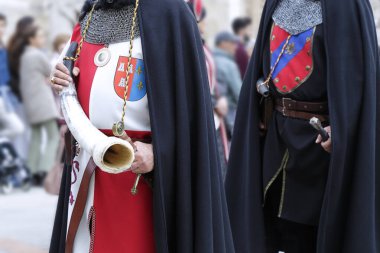 Ortaçağ geçidi, tarihi kostümler giymiş insanlarla dolu.