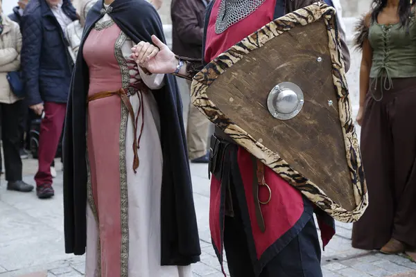 Ortaçağ geçidi, tarihi kostümler giymiş insanlarla dolu.