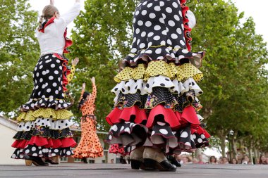 İspanyol halk grubu flamenko dansı yapıyor.