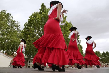 İspanyol halk grubu flamenko dansı yapıyor.