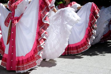 Dansçılar dans eder ve Meksika 'nın geleneksel halk kostümlerinden birini giyer.