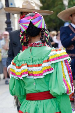 Dansçılar Meksika 'nın geleneksel halk kostümlerinden birini giyiyorlar. 