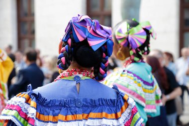 Dansçılar Meksika 'nın geleneksel halk kostümlerinden birini giyiyorlar. 