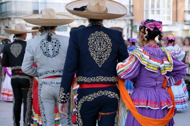 Meksikalı bir halk grubu geçidi