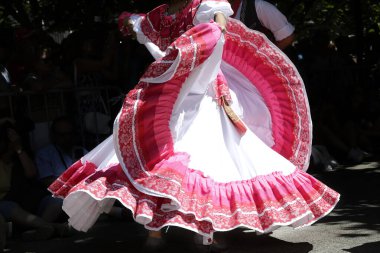 Dansçılar dans eder ve Meksika 'nın geleneksel halk kostümlerinden birini giyer.