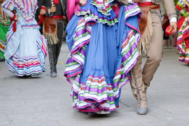 Meksikalı bir halk grubu geçidi