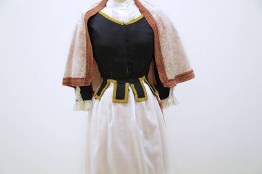 Geleneksel Menorcan pallesa kostümü, siyah korse, dantel bluz, beyaz etek ve pembe şal..