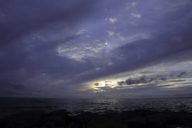 Denizin üzerinde güzel bir gün batımı