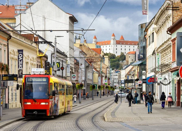Bratislava 'da alışveriş caddesi, Eski kasaba, Slovakya.