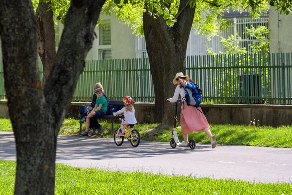 Mãe Filha Uma Scooter Bicicleta Bratislava Eslováquia — Fotografia de Stock