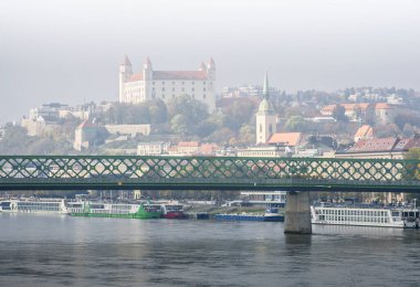 Bratislava Kalesi, Eski Köprü, Bratislava, Slovakya 'daki St. Martin Katedrali,