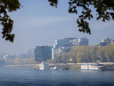 Bratislava 'daki nehir parkı, Tuna Nehri, Slovakya.