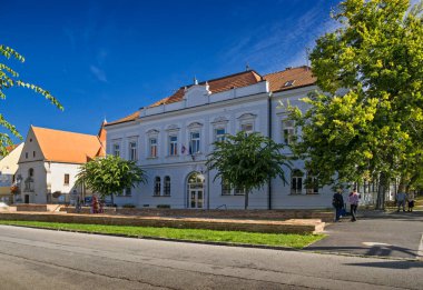 Trnava 'daki Bölge Mahkemesi binası, tarihi mimari, Slovakya.