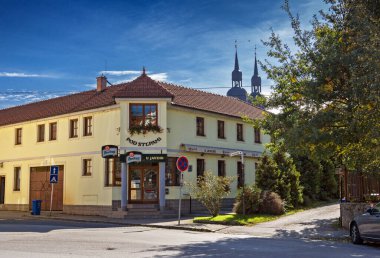 Trnava 'daki pod stlpami restoranı, tarihi mimari, Slovakya.