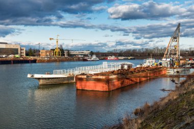 Kış limanı, rıhtım, geçiş noktası Bratislava, Slovakya.