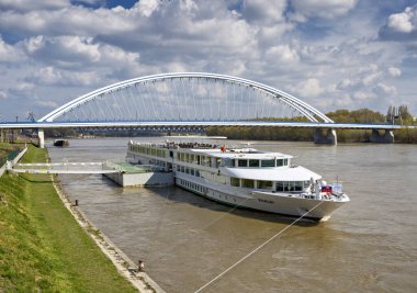 Bratislava, Apollo köprüsü, Tuna nehri, Slovakya 'daki enfes turizm gemisi Vivaldi..