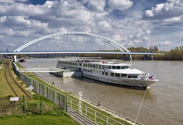 stock image Exquisite tourist ship Vivaldi in Bratislava, Apollo bridge, Danube river, Slovakia.