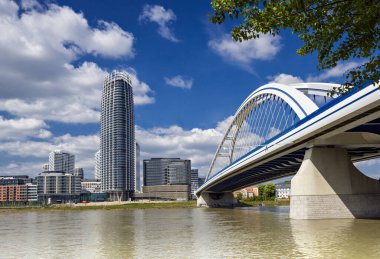 Eurovea Kulesi, Apollo Köprüsü Bratislava 'da, alışveriş merkezi, Slovakya.