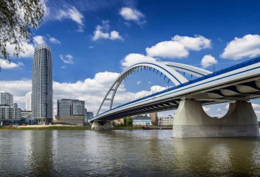 Eurovea Kulesi, Apollo Köprüsü Bratislava 'da, alışveriş merkezi, Slovakya.