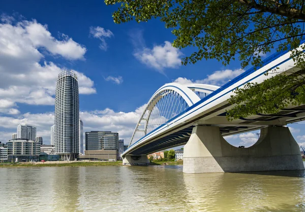 Eurovea Kulesi, Apollo Köprüsü Bratislava 'da, alışveriş merkezi, Slovakya.