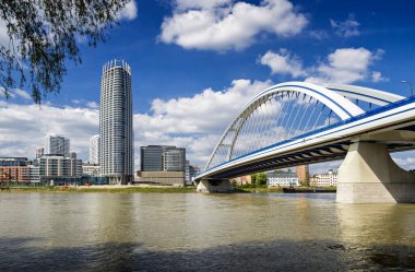 Eurovea Kulesi, Apollo Köprüsü Bratislava 'da, alışveriş merkezi, Slovakya.