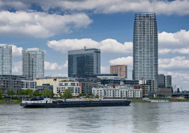 Bratislava 'daki Eurovea Kulesi, alışveriş merkezi, Slovakya.