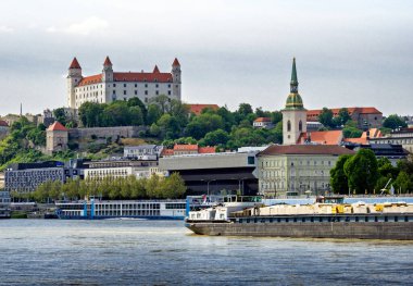 Bratislava 'daki kale, eski kasaba, St. Martin Katedrali, Slovakya.