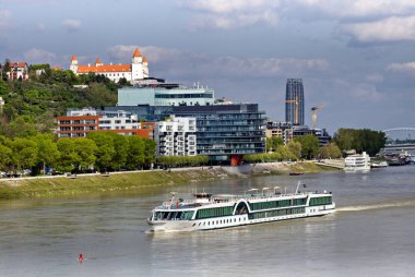 Bratislava 'daki nehir ulaşımı, Tuna Nehri, kale, kale tepesi, nehir parkı, Slovakya.