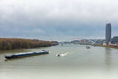 Bratislava, Tuna Nehri, kale, Apollo Köprüsü, Eurovea Kulesi, Slovakya.