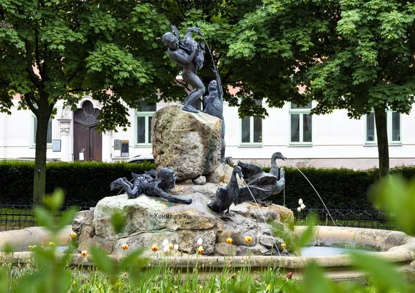 ブラチスラバのアヒルの噴水 彫刻家ロバートKuhmayer Neobaroke スロバキア — ストック写真