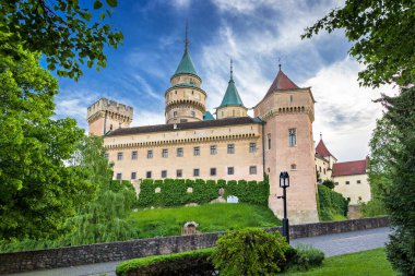 Bojnice 'deki şato, Slovakya' daki şatonun yanına park et..
