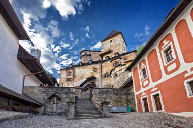 Orava Kalesi, avlu, ulusal kültür abidesi, Oravsky Podzamok, Slovakya.