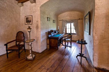 Oravsky Podzamok 'taki Orava Şatosu, masa, tarihi mobilya, Slovakya.