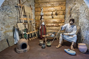 Oravsky Podzamok 'taki Orava Kalesi' nin içi, heykeller, taş devrinden kalma figürler, avcı, Slovakya.