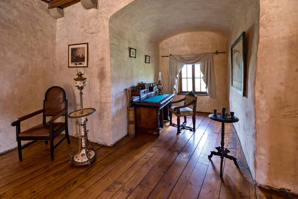 Oravsky Podzamok 'taki Orava Şatosu, masa, tarihi mobilya, Slovakya.