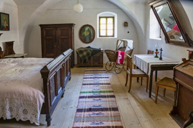 Açık hava müzesi, Zuberec, ahşap evin içi, Slovakya köyü müzesi, yatak odası, Slovakya.