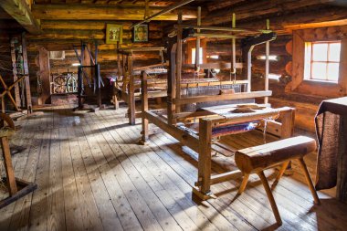Açık hava müzesi, Zuberec, ahşap ev içi, Slovakya köy müzesi, dokuma makinesi, Slovakya.