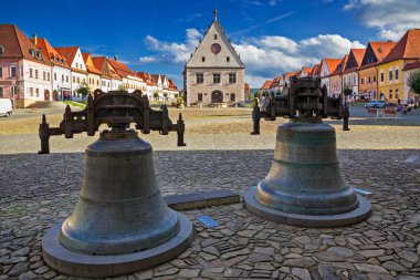 Bardejov 'daki belediye binası meydanı. St. Egidio, UNESCO, Slovakya Bazilikası' ndan çanlar..