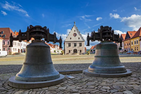 Bardejov 'daki belediye binası meydanı. St. Egidio, UNESCO, Slovakya Bazilikası' ndan çanlar..