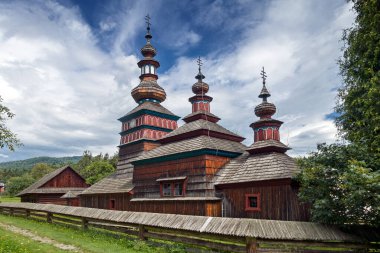 Bardejov 'daki açık hava müzesi, Tahta Yunan Katolik eklem kilisesi, Mikulasova, Slovakya Köy Müzesi, Slovakya.