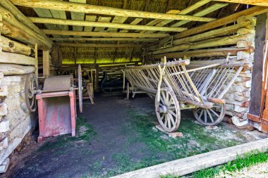Bardejov 'da Skanzen, ahşap saman vagonu, Slovakya köyü müzesi,.