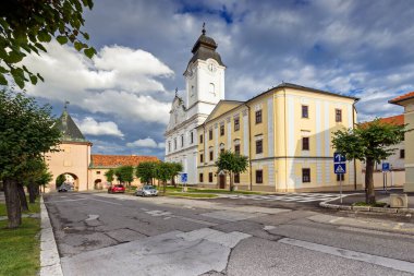 St. Ducha ve Minorite Manastırı Barok Kilisesi, şehir kapısı, Levoca, UNESCO, Slovakya.