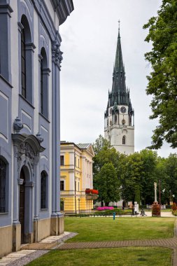 Bakire Meryem Varsayımı Kilisesi, Roma Katolik Gotik Kilisesi, belediye binası, Spisska Nova Ves, Slovakya.
