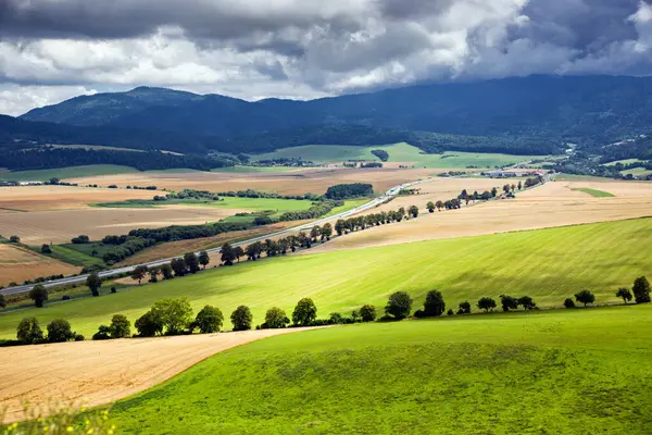 Spis 'teki manzara, tarlalar, çayırlar, doğa, dağlar, Karpatlar, Slovakya.