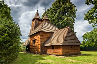 Tahta Yunan Katolik ahşap kilisesi St. Luke, Trocany, Slovakya.