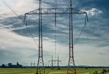 Elektrik dağıtım ağı, elektrik kutupları, Bratislava, Slovakya.