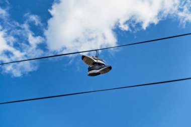 Spor ayakkabıları elektrik kablosunda asılı, Bratislava, Slovakya.